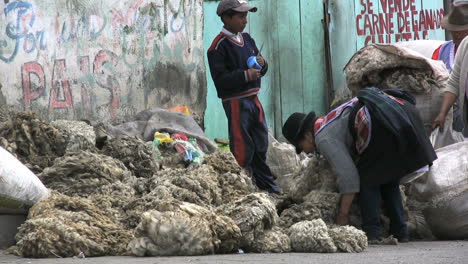 Ecuador-market-&-bags-of-wool