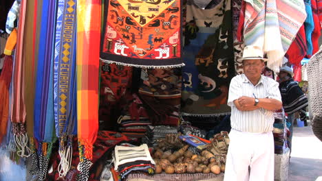 Ecuador-Mann-Auf-Dem-Otovalo-Markt