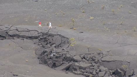 Hawaii-Fissure-in-Kilauea-Iki-Crater