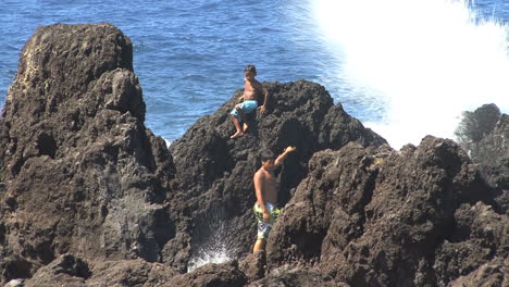 Hawaii-Kids-on-rocks-at-Laupahoehoe