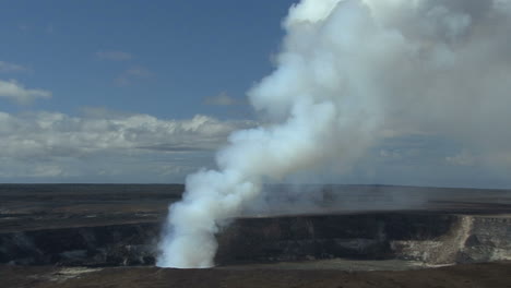 Hawaii-Kilauea-eruption-zooms-out