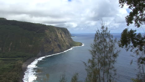 Hawaii-Zoomt-Aus-Den-Küstenklippen-Heraus