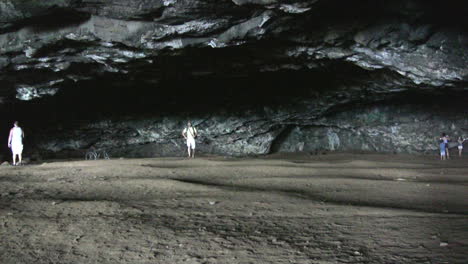 Gente-Kauai-Caminando-En-Una-Cueva-Marina