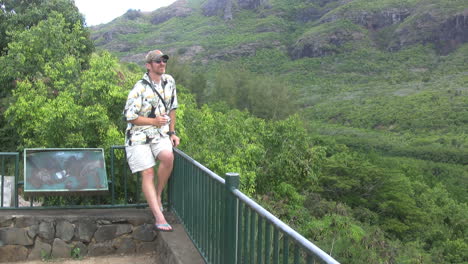 Hawaii-Kauai-Tourist-at-overlook-2