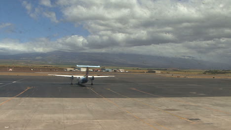 Maui-Island-airplane-taxis
