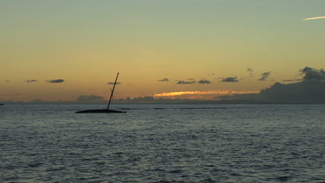 Maui-Lahaina-Versunkenes-Boot-Sonnenuntergang