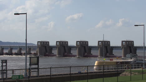 Mississippi-River-dam-at-Alma-WI