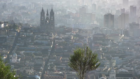 Ecuador-Quito-Von-Oben-Mit-Kirche