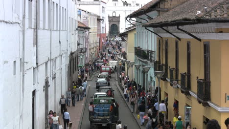 Quito-Straße-Mit-Leuten