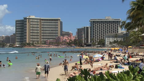 Waikiki-beach-scene-with-hotels