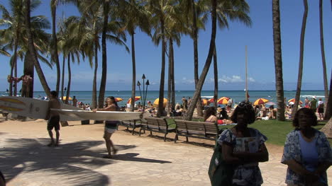 Waikiki-Llevando-Tablas-De-Surf