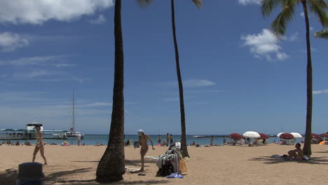 Waikiki-people-on-beach-2