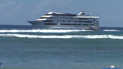 Waikiki-Schiff-Und-Wellen