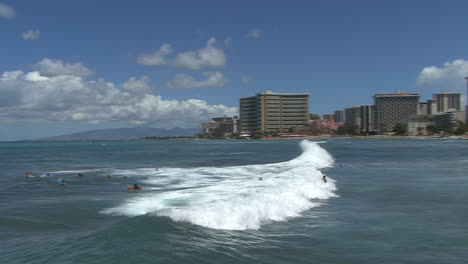 Surfistas-De-Waikiki-En-Una-Gran-Ola