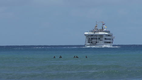 Waikiki-swimmers-and-ship