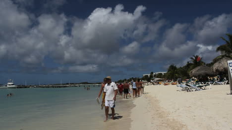 Playa-De-Aruba-Con-Turistas