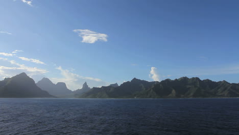 Moorea-distant-view-of-mountains