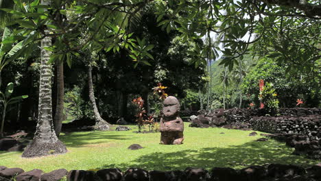 Tahiti-Steinfigur-Auf-Einem-Marae