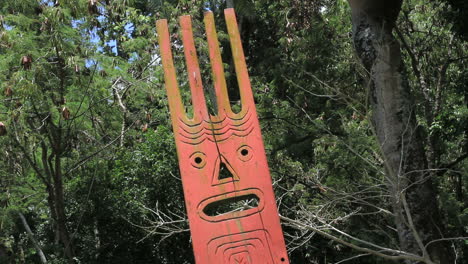 Tahiti-Gesicht-Auf-Einer-Holzplatte-In-Einem-Marae