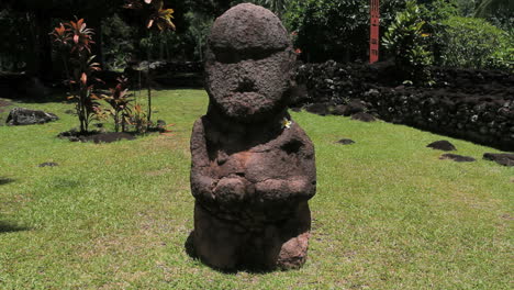 Tahiti-Stirnrunzelnde-Figur-Bei-Einem-Marae