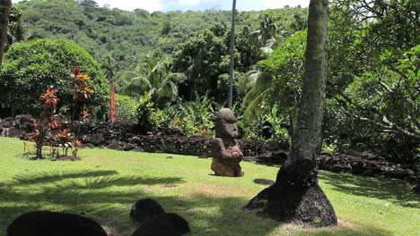 Marae-De-Tahití-Con-Estatua-De-Piedra