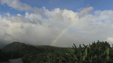 Regenbogen-Und-Wolken-In-Den-Tropen