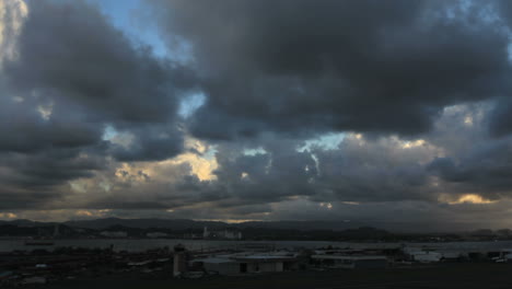 Dunkle-Kumuluswolken-über-Einer-Insel