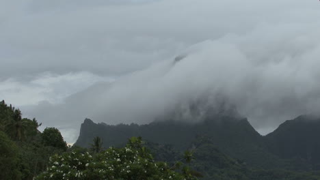 Cloud-covers-mountain-peak