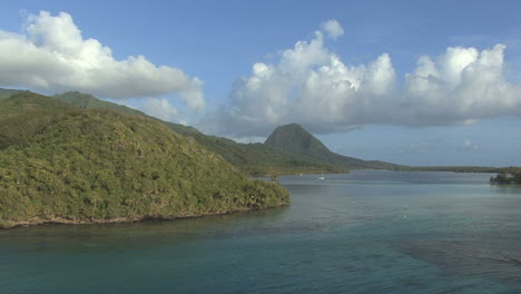 Huahine-entering-lagoon