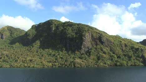 Huahine-view-of-cliffs