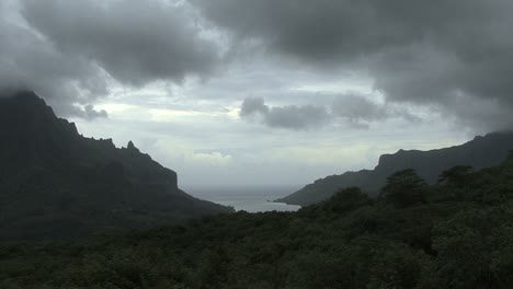Moorea-moving-clouds-Cook's-Bay