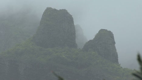 Moorea-misty-mountain