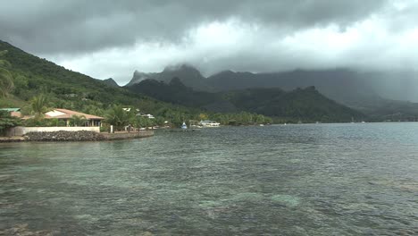 Moorea-Cook's-Bay-clear-water
