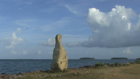 Piedra-Raiatea-Mirando-Hacia-El-Mar