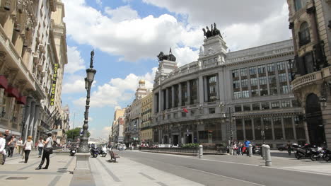 Madrid-downtown-with-people-3