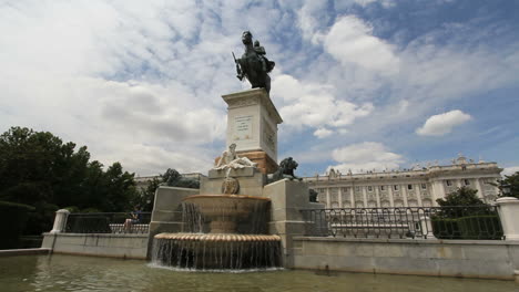Madrid-Statue-and-palace-4