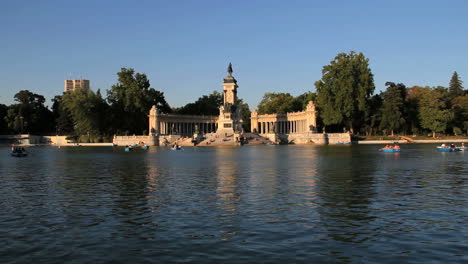 Madrid-statue-and-park-lake