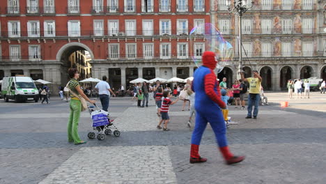 Madrid-blowing-bubbles-in-Plaza-Mayor