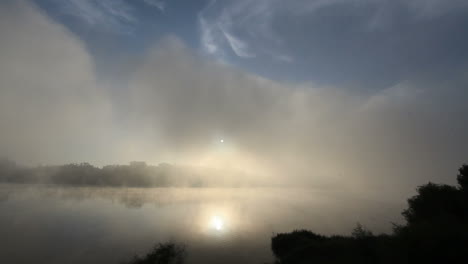 Portugal-See-Und-Sonnenreflexion-Im-Nebel-Mis
