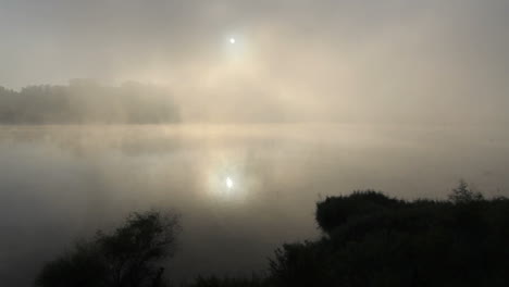 Portugal-See-Im-Nebel-Mit-Reflexion