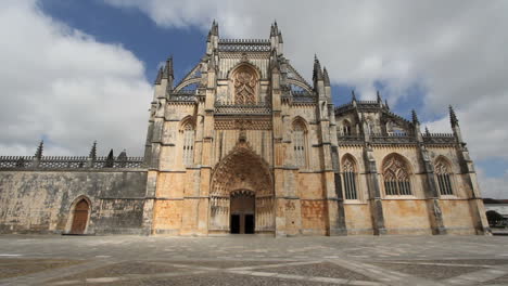 Portugal-Batalha-Monastery-entry-with-sun