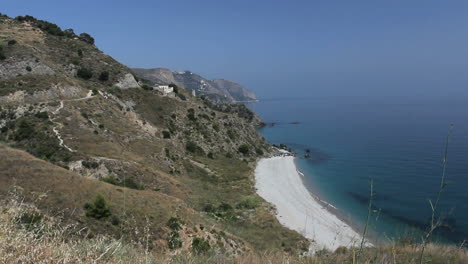 Spanien-Nerja-Schmaler-Weißer-Strand-Zerklüftete-Küste-1