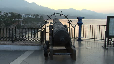 Spanien-Nerja-Klippen-Antike-Kanone