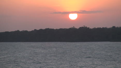 Amazonas-Sonnenuntergang-über-Dem-Wald