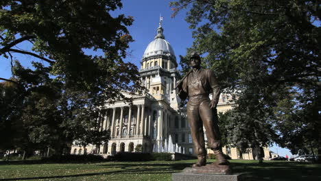 Illinois-Statehouse-Springfield-Statue-Des-Bergmanns