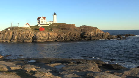Maine-Nubble-Lighthouse-across-cove-hx