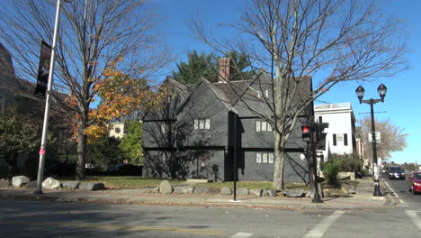 Massachusetts-Salem-witch's-house-and-street-light-sx