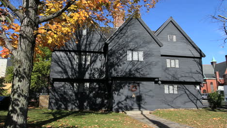 Massachusetts-Salem-Hexenhaus-Mit-Herbstlaub-Cx