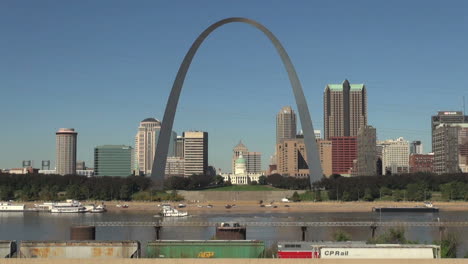 St-Louis-arch-with-tug-boat