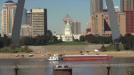 Missouri-St-Louis-courthouse-and-arch-with-barge-s